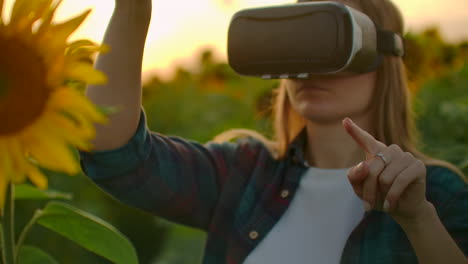 Eine-Junge-Frau-Nutzt-An-Einem-Sonnigen-Tag-Auf-Einem-Sonnenblumenfeld-Eine-VR-Brille.-Das-Sind-Moderne-Technologien-An-Einem-Sommerabend.